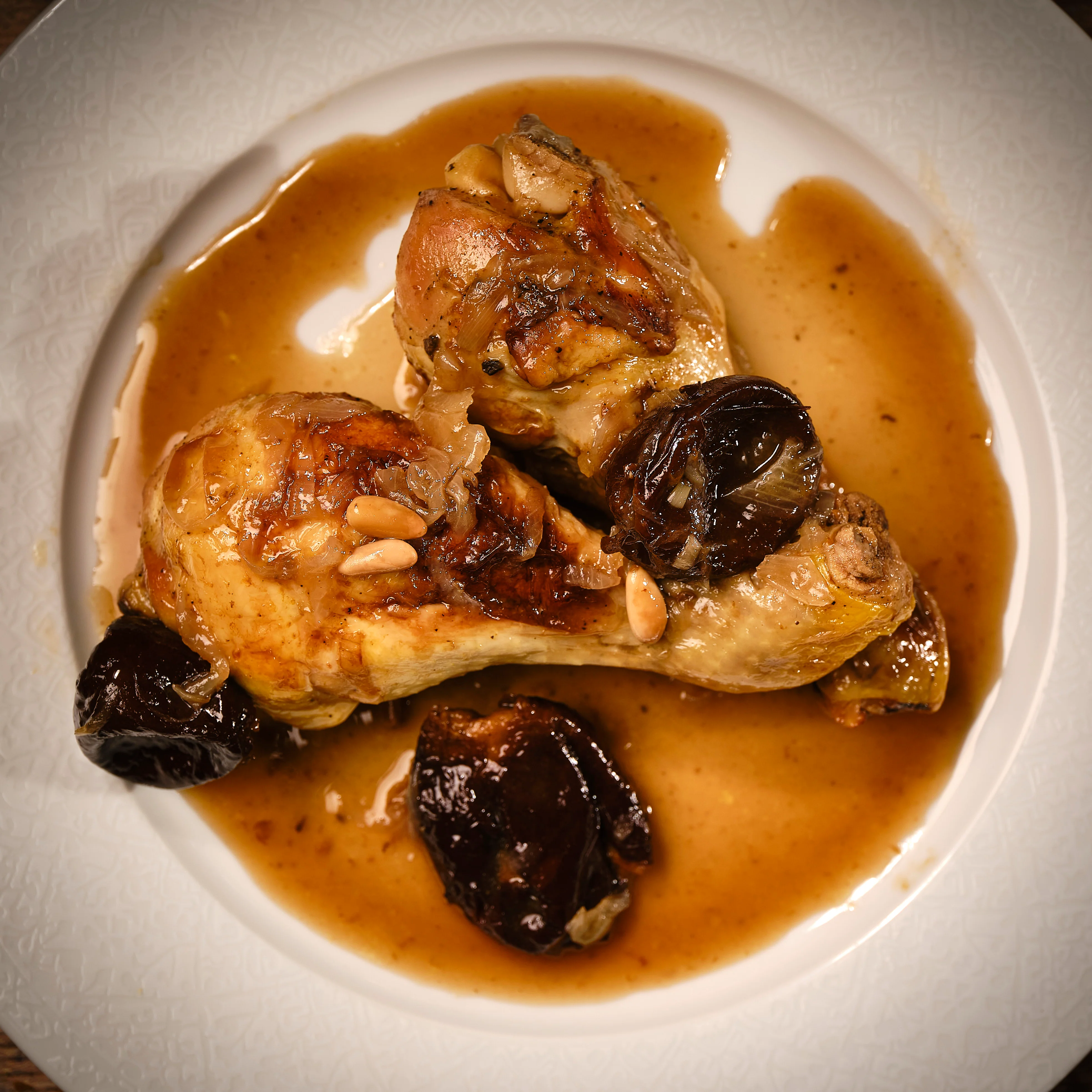 Pollo guisado con ciruelas y piñones - Image 3