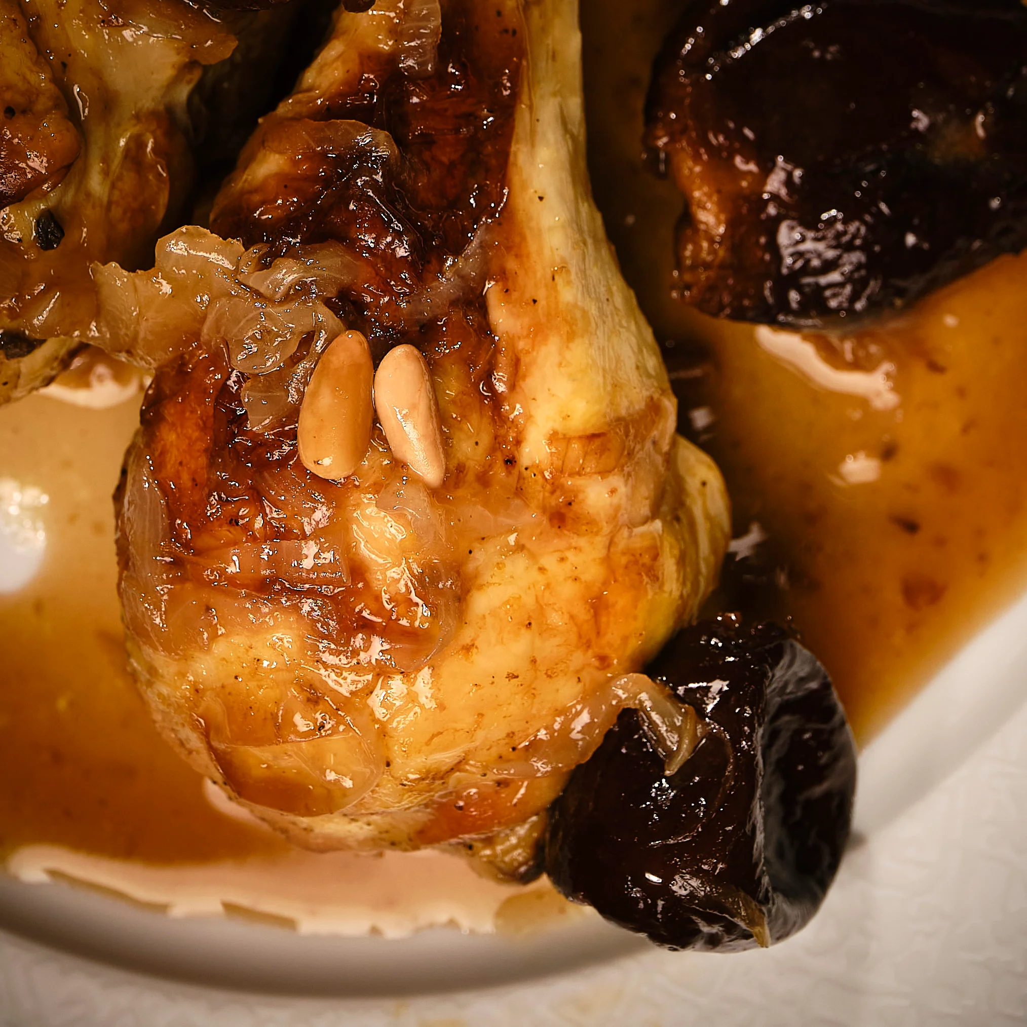Pollo guisado con ciruelas y piñones - Image 4